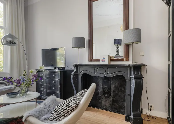 Westersingel Apartman *